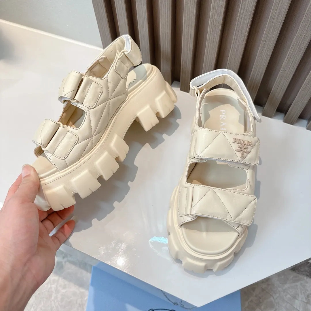 👟👟Ex-factory price 520👟👟 Prada 2024 new summer sandals series Thick-soled sandals This is a must-have for summer. It feels soft and delicate on the feet and is extremely comfortable. You can match it as you like. Original molded midsole. Original foaming technology tooth outsole, size 35-41.